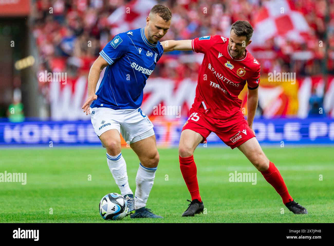 Jesper Karlstrom (L) di Lech e Marek Hanousek (R) di Widzew sono visti in azione durante il PKO polacco BP Ekstraklasa League match tra Widzew Lodz Foto Stock