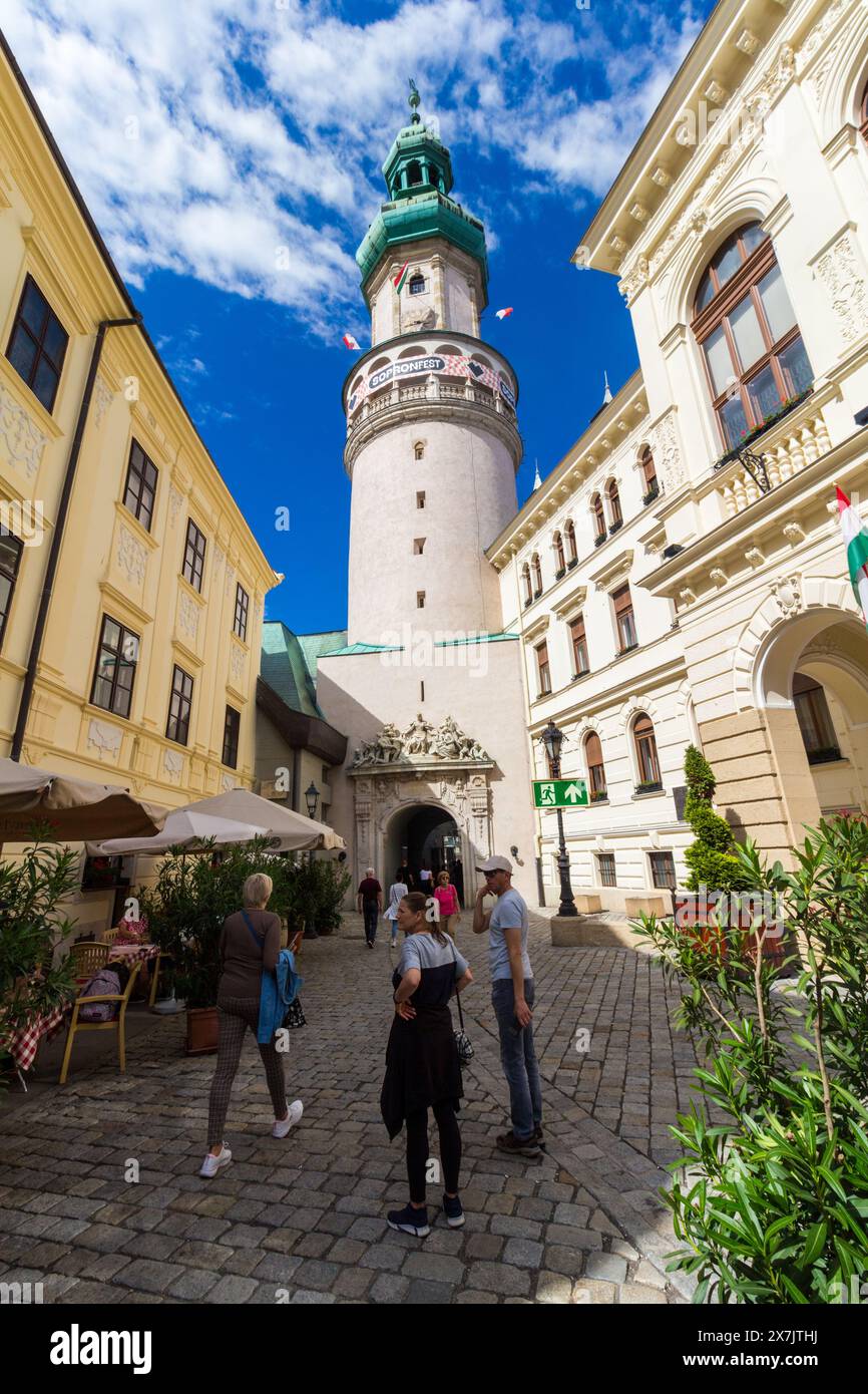 Torre dei vigili del fuoco con il logo del festival SopronFest, Sopron, Ungheria Foto Stock