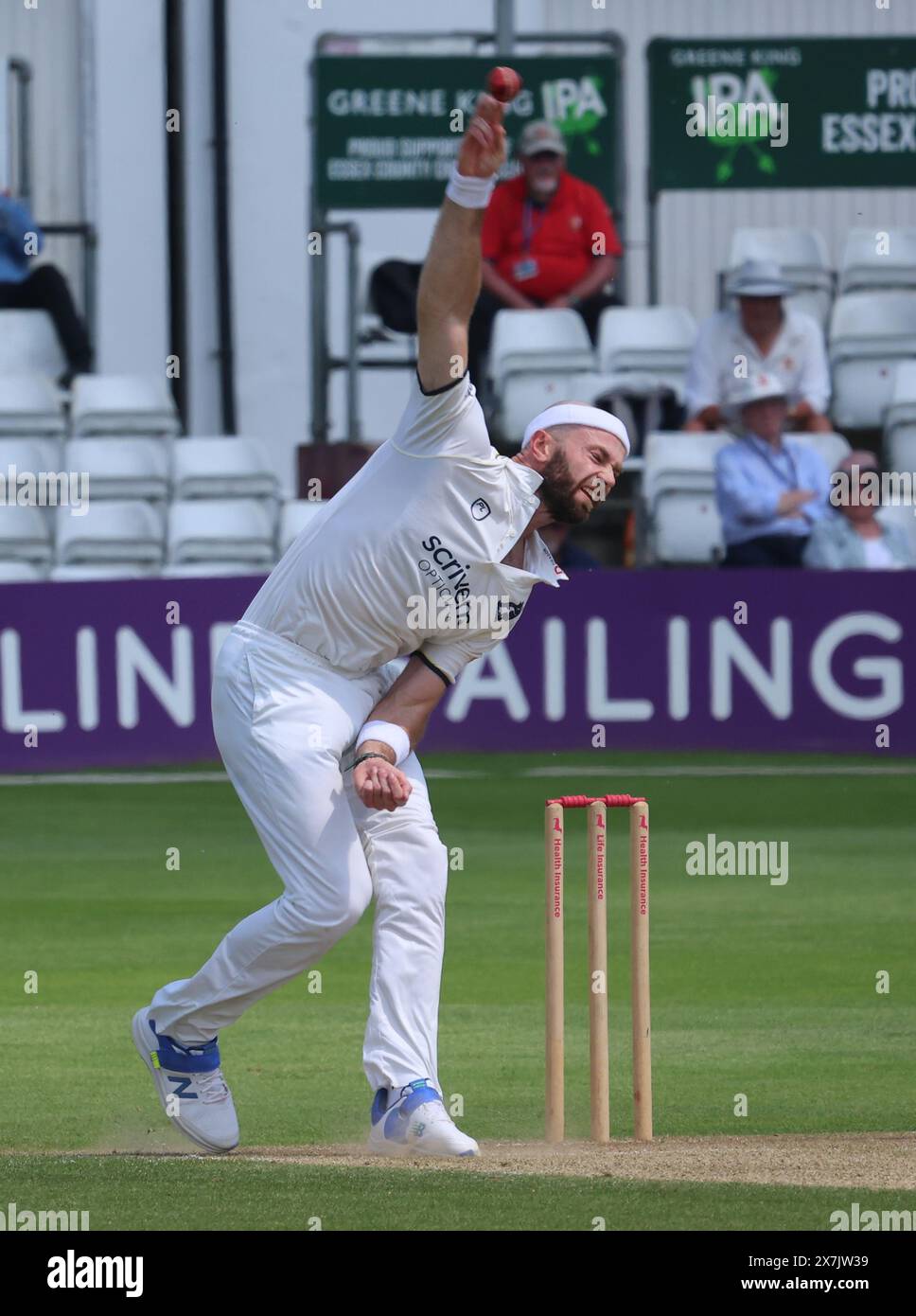 Michael Rae del Warwickshire CCC in azione durante il VITALITY COUNTY CHAMPIONSHIP - DIVISION ONE Day One of 4 match tra Essex CCC e Warwickshire Foto Stock