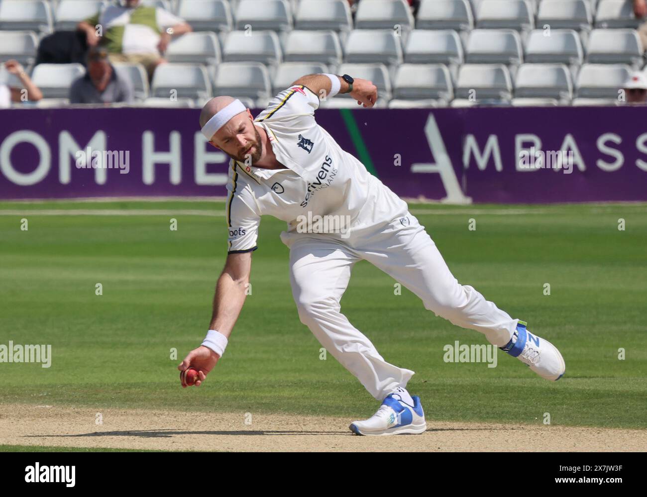 Michael Rae del Warwickshire CCC in azione durante il VITALITY COUNTY CHAMPIONSHIP - DIVISION ONE Day One of 4 match tra Essex CCC e Warwickshire Foto Stock