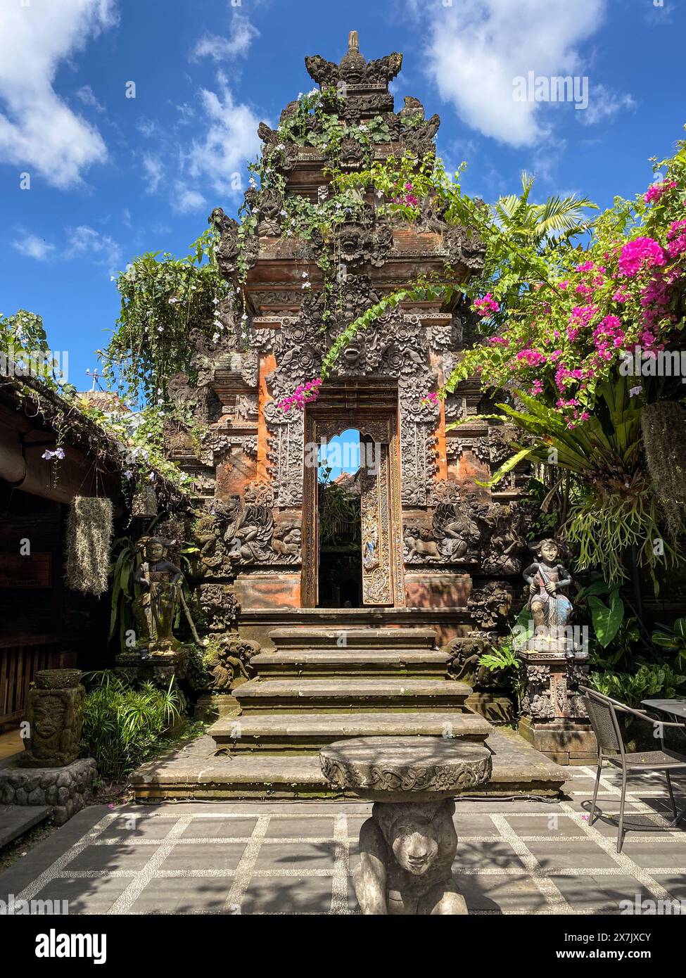 Angkul-angkul è un tradizionale edificio balinese che ha la funzione principale di cancello. Foto Stock