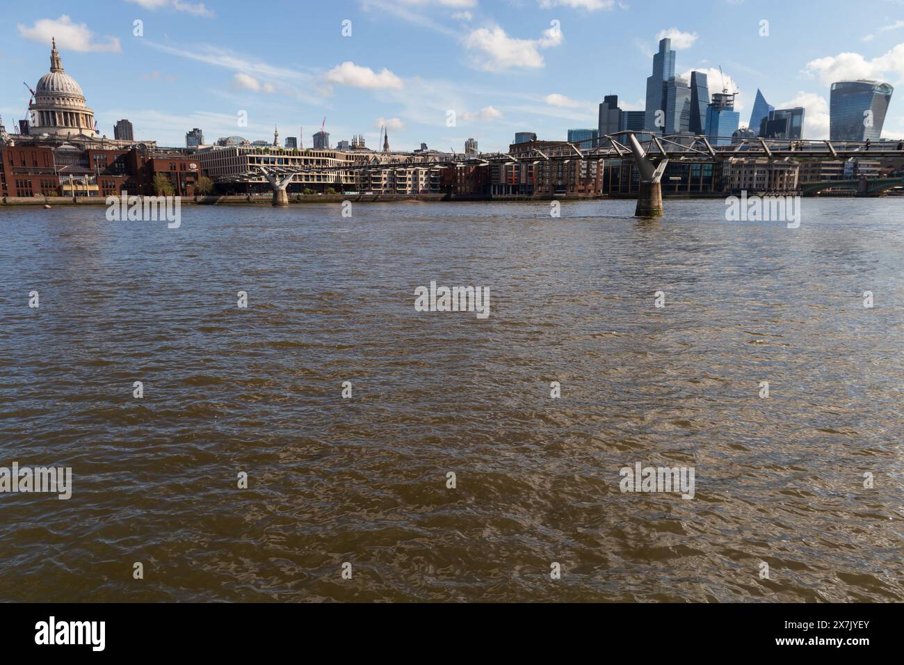 Vista sul Tamigi in una bella giornata primaverile Foto Stock