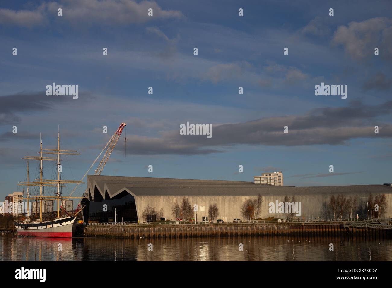 Una vista sul fiume Clyde a Glasgow verso il Museo dei trasporti in una mattinata d'inverno soleggiata Foto Stock