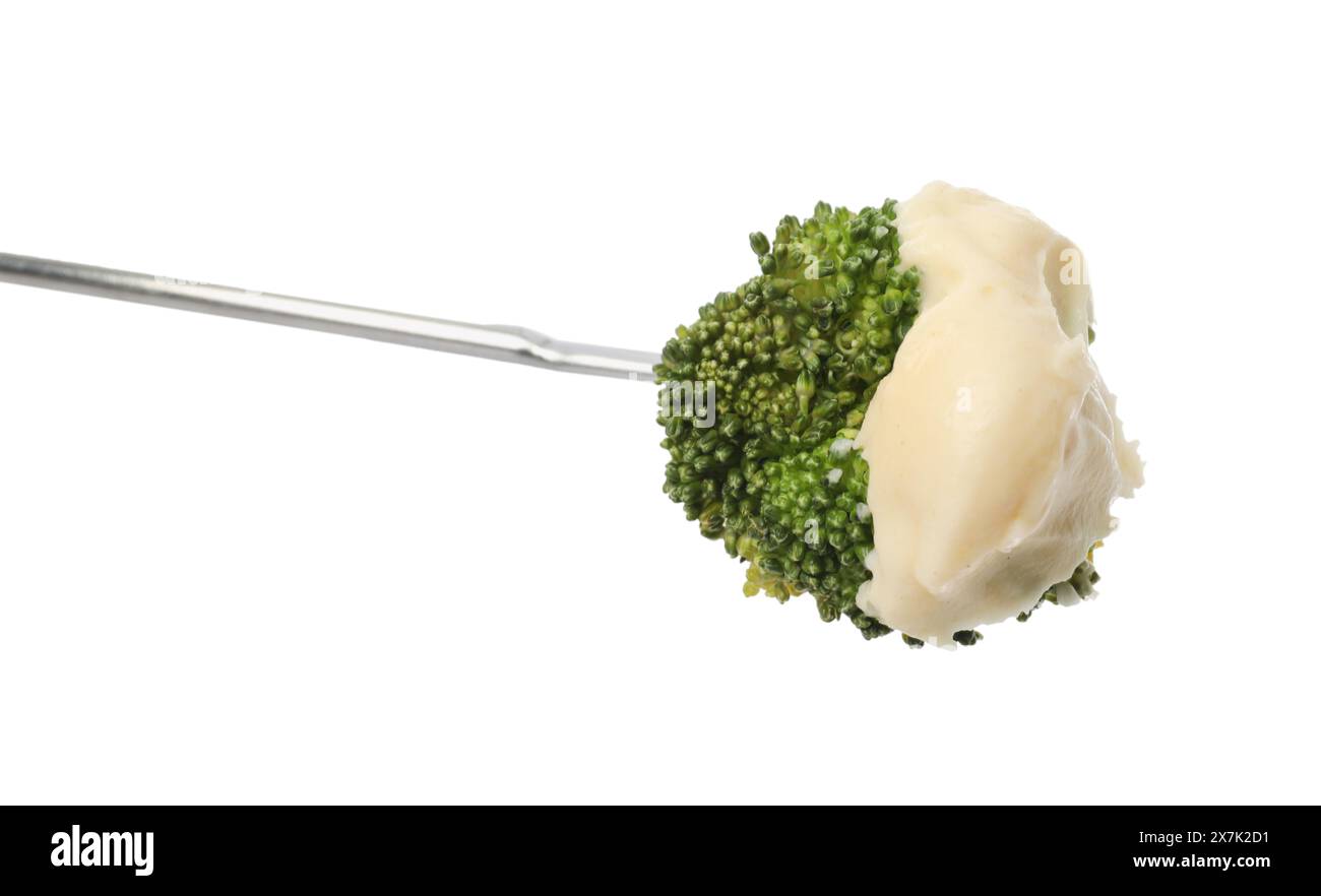 Fonduta gustosa. Forchetta con broccoli e formaggio fuso isolato su bianco Foto Stock