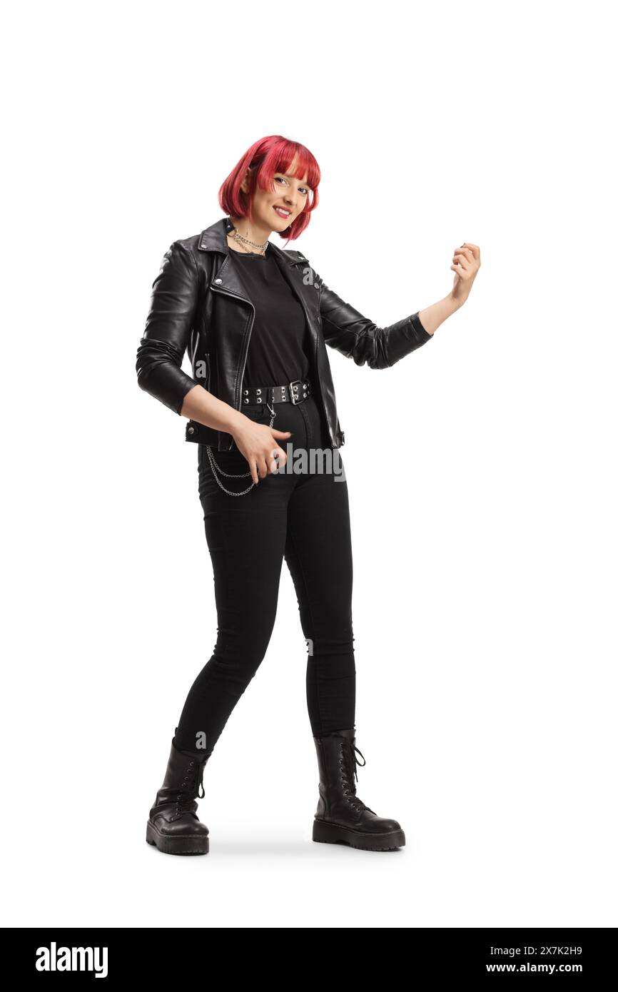 Giovane donna allegra in una giacca di pelle che finge di suonare una chitarra isolata su sfondo bianco Foto Stock