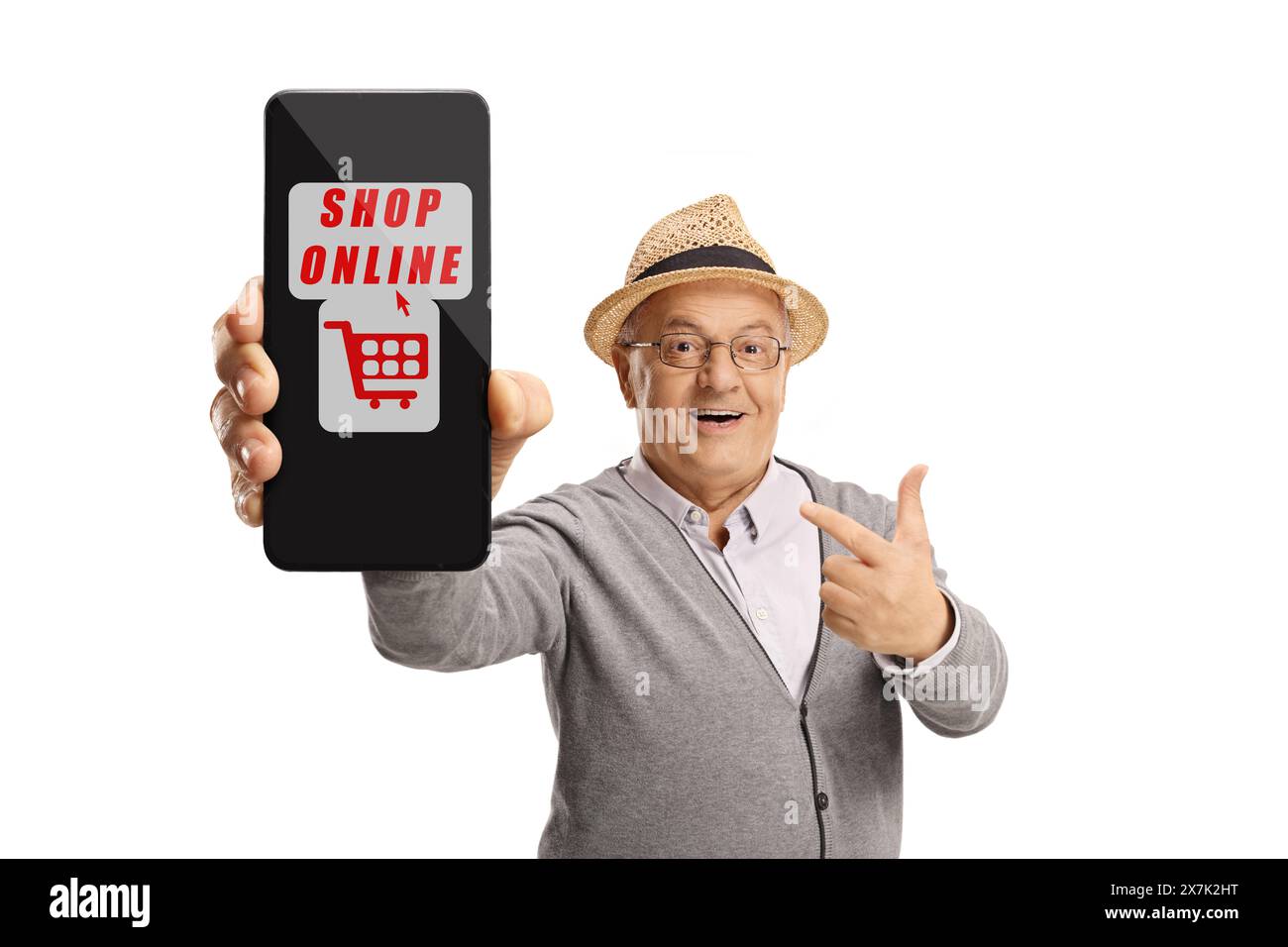Un signore anziano che indica uno smartphone isolato su sfondo bianco, concetto di shopping online Foto Stock