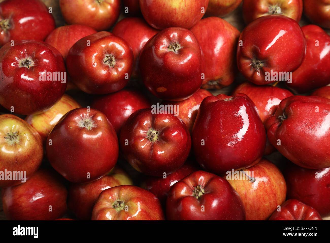 Mele rosse mature fresche come sfondo, vista dall'alto Foto Stock