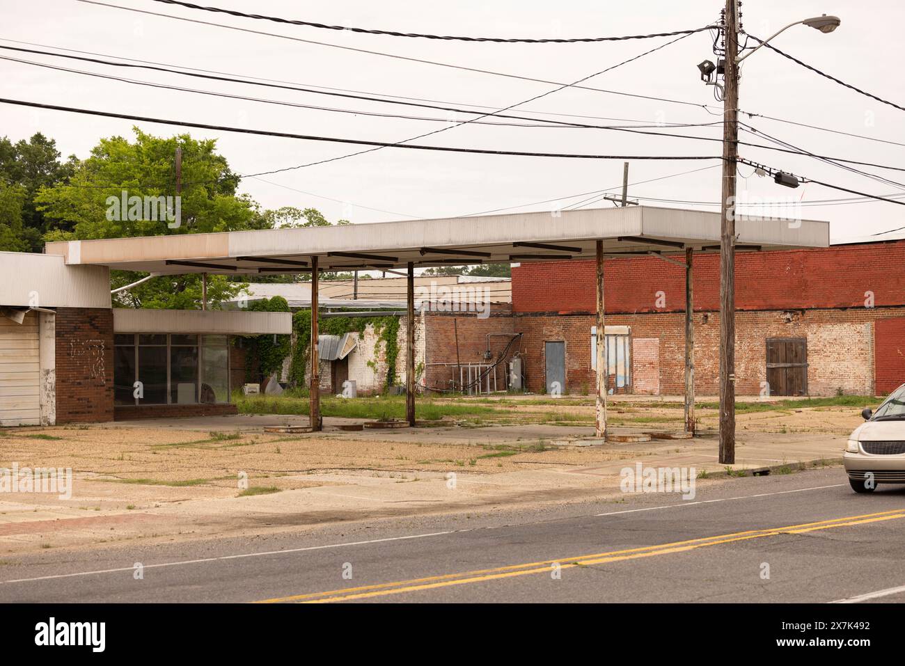 Rayville, Louisiana, Stati Uniti - 24 aprile 2024: La nuvolosa luce del pomeriggio brilla sul centro storico. Foto Stock