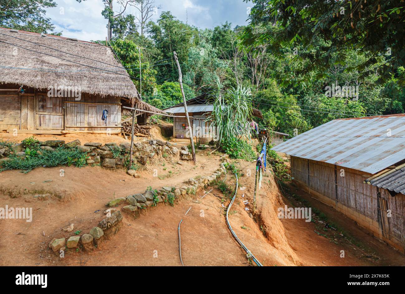 Tipica casa in legno con tetto di paglia in un villaggio di Lahu vicino a Lanjia Lodge a Chiang Khong nella provincia di Chiang Rai, nel nord della Thailandia Foto Stock