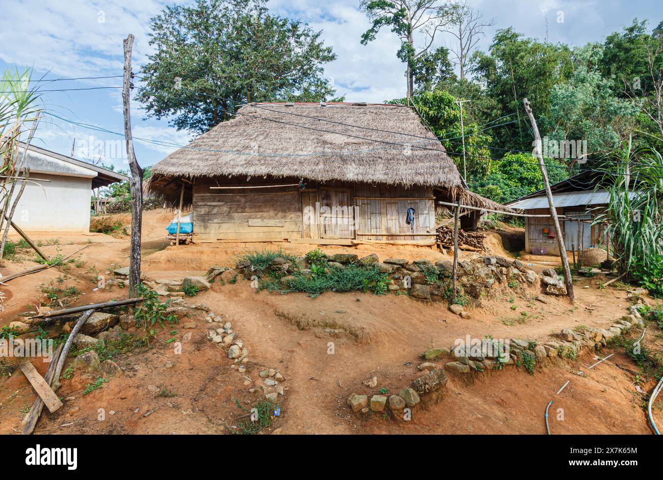 Tipica casa in legno con tetto di paglia in un villaggio di Lahu vicino a Lanjia Lodge a Chiang Khong nella provincia di Chiang Rai, nel nord della Thailandia Foto Stock