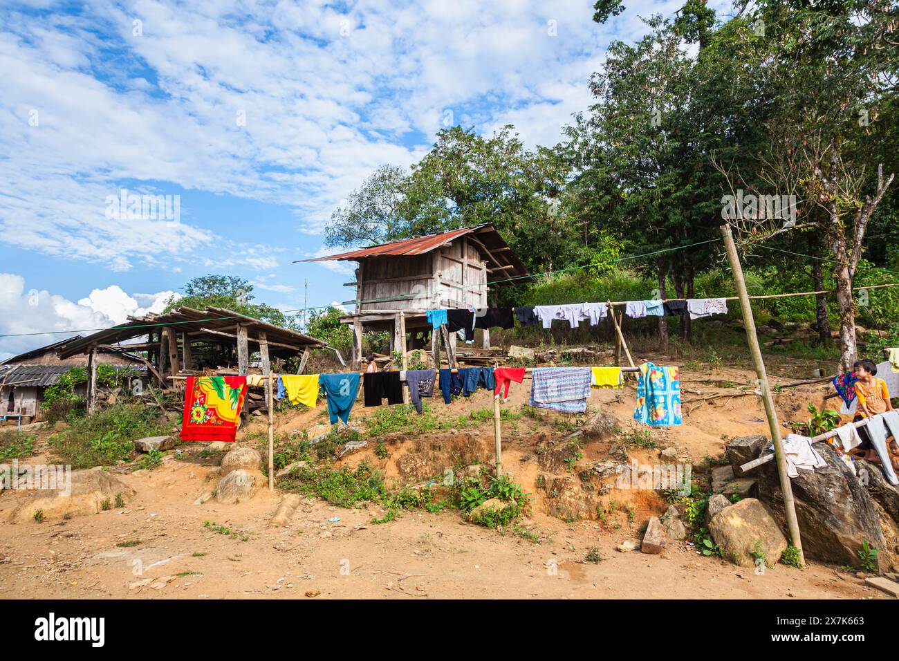 Vista di un villaggio di Lahu con lavaggi che appendono all'asciutto vicino al Lanjia Lodge a Chiang Khong nella provincia di Chiang Rai, nel nord della Thailandia Foto Stock