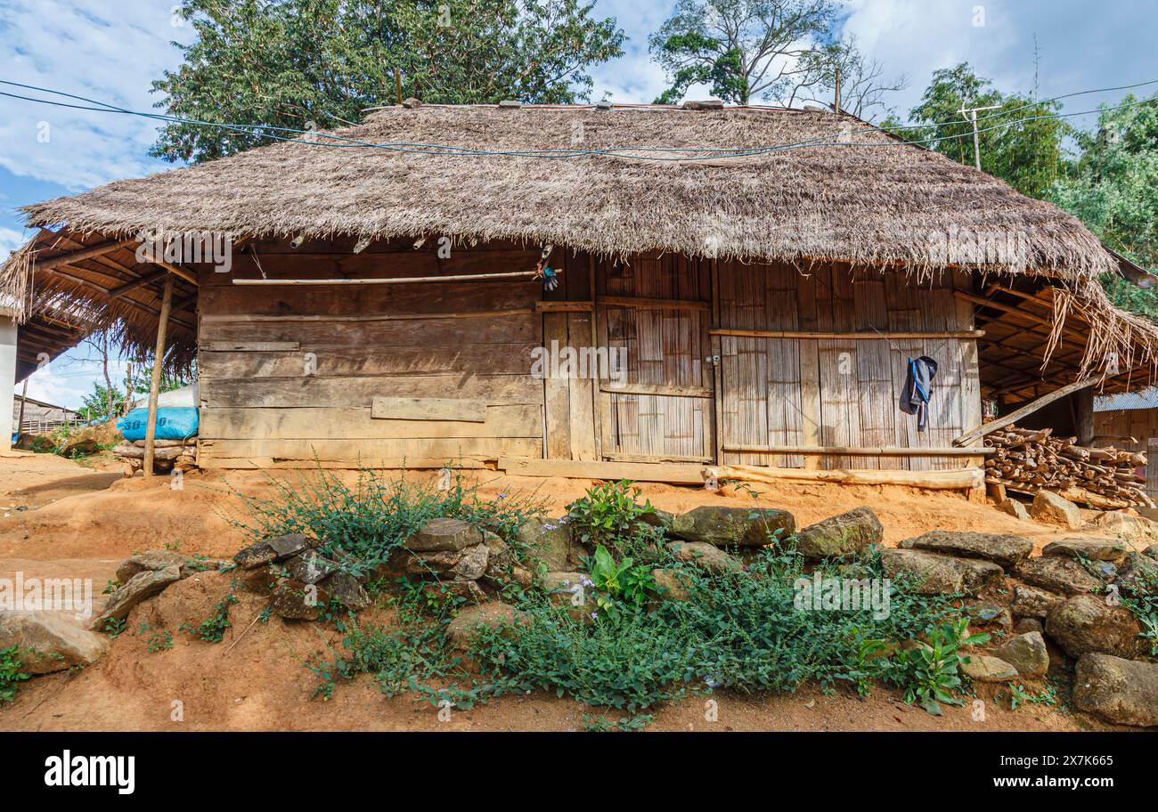 Tipica casa in legno con tetto di paglia in un villaggio di Lahu vicino a Lanjia Lodge a Chiang Khong nella provincia di Chiang Rai, nel nord della Thailandia Foto Stock
