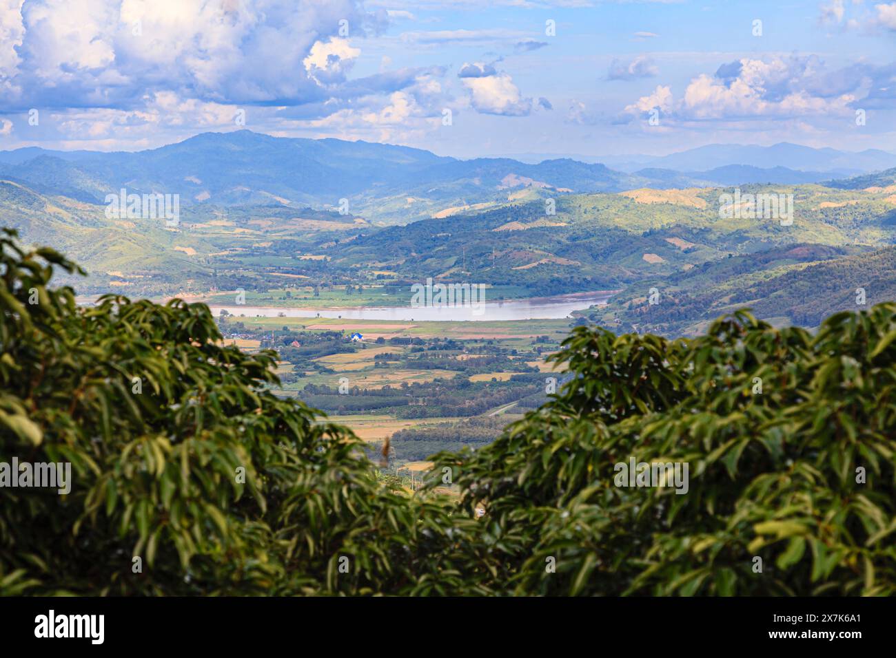 Vista panoramica sulla campagna ondulata fino al confine del fiume Mekong con il Laos vicino a Lanjia Lodge, Chiang Khong nella provincia di Chiang Rai, nel nord della Thailandia Foto Stock