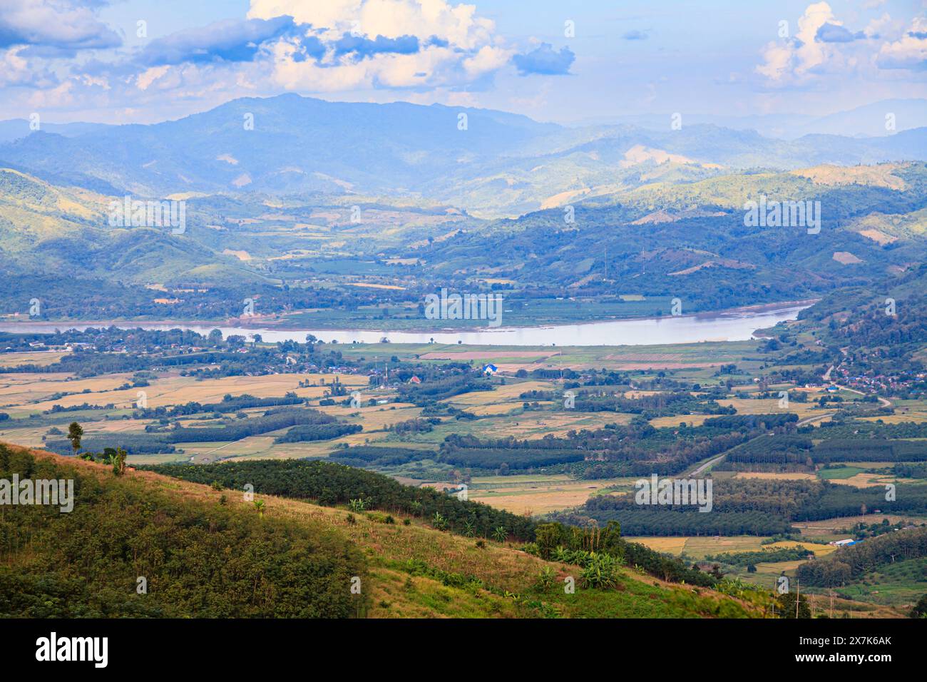 Vista panoramica sulla campagna ondulata fino al confine del fiume Mekong con il Laos vicino a Lanjia Lodge, Chiang Khong nella provincia di Chiang Rai, nel nord della Thailandia Foto Stock