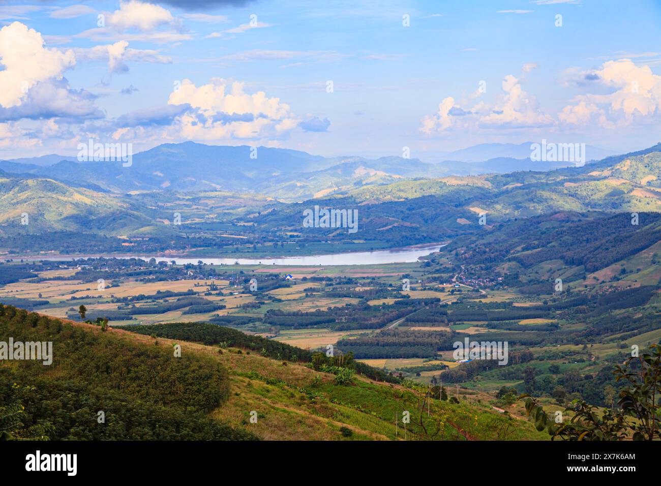 Vista panoramica sulla campagna ondulata fino al confine del fiume Mekong con il Laos vicino a Lanjia Lodge, Chiang Khong nella provincia di Chiang Rai, nel nord della Thailandia Foto Stock