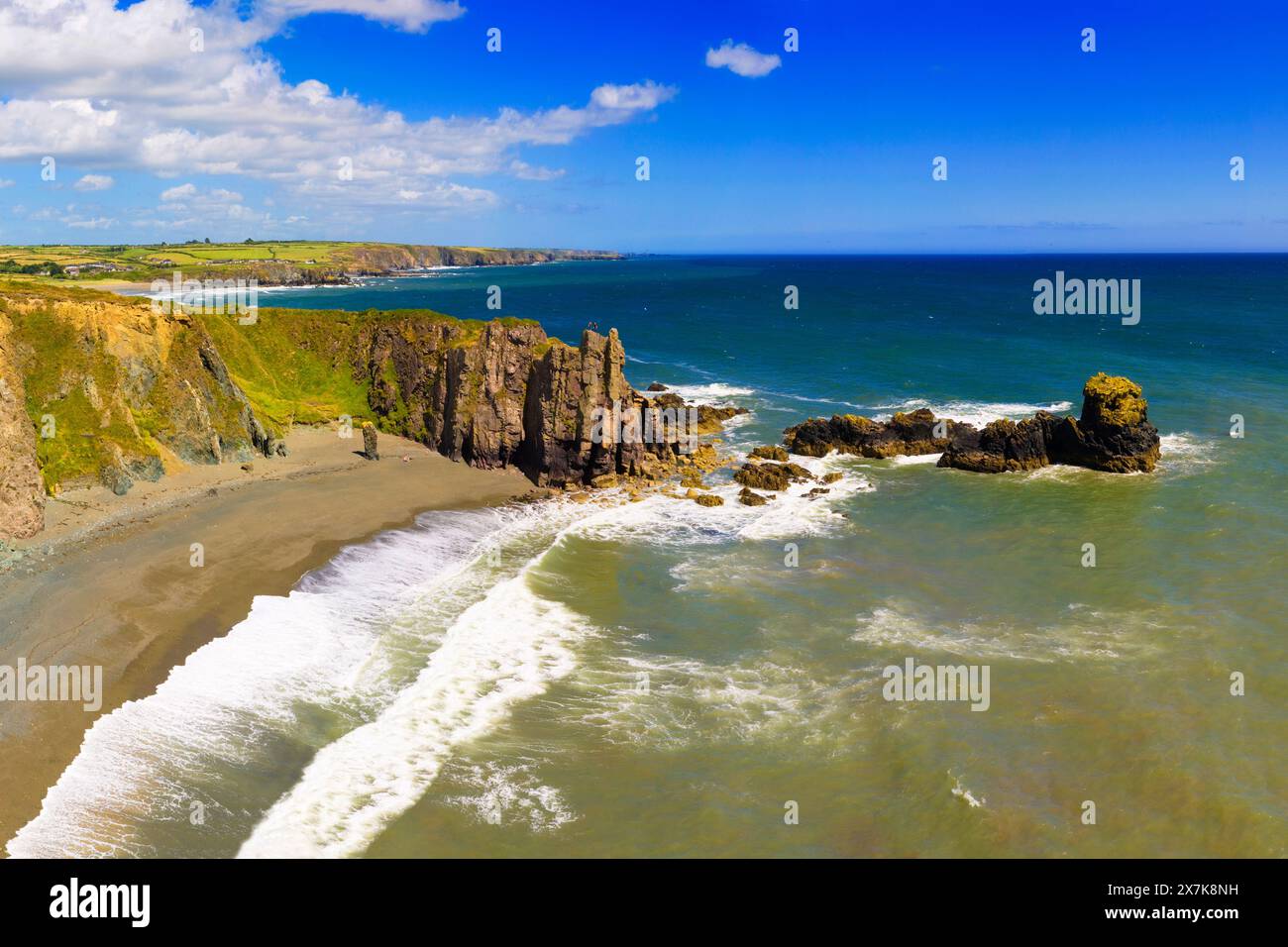 Trawnamoe Beach vicino a Bunmahon nella contea di Waterford, Irlanda. Fa parte del Copper Coast Geopark a causa della sua insolita storia di estrazione del rame, quella Foto Stock