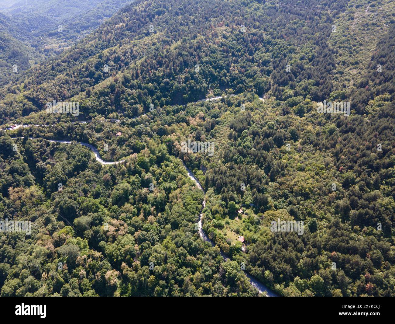 Vista aerea primaverile dei monti Rodopi vicino alla città di Asenovgrad, regione di Plovdiv, Bulgaria Foto Stock