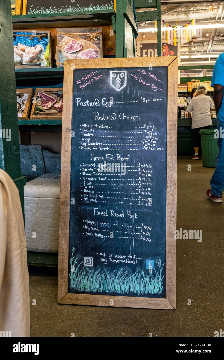 La scheda prezzi è utilizzata per pubblicare i prezzi o i prezzi di prodotti alimentari, tra cui carne di manzo, in una piccola fattoria locale in un mercato agricolo a Montgomery, Alabama, USA. Foto Stock