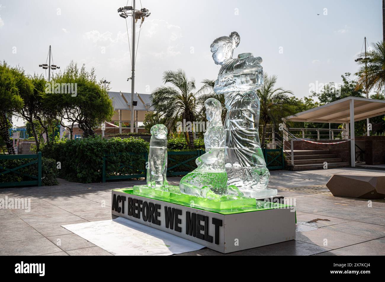 Una scultura di ghiaccio si scioglie sotto l'ondata di calore a Delhi, per mostrare l'impatto delle ondate di calore in tutto il paese, come parte di una protesta organizzata da un attivista di Greenpeace al Select City Mall di Saket. La scultura di ghiaccio alta 8 metri, che mostra una donna con un bambino e un cane, rappresenta alcune delle comunità più vulnerabili colpite dalle ondate di calore e da altri eventi meteorologici estremi. Mentre si scioglie nel sole di Delhi, invia un messaggio "agisci prima di scioglierci”, esortando l'Autorità nazionale per la gestione delle catastrofi a dichiarare le ondate di calore un disastro nazionale. (Foto di Pradeep Gaur/SOPA Images/Sipa USA) Foto Stock