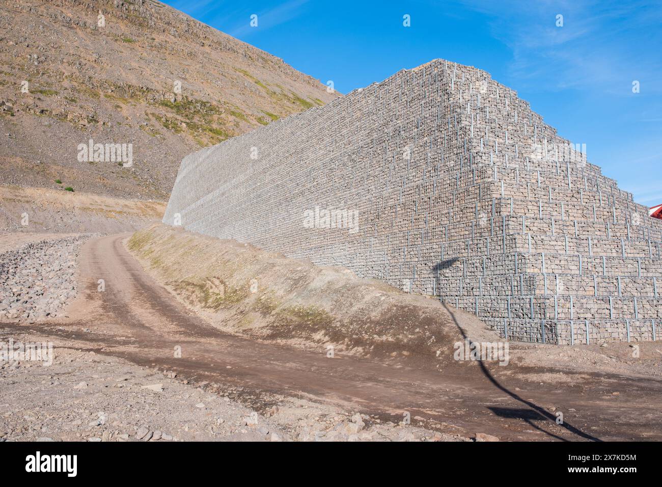 Barriera di protezione delle valanghe nella città di Patreksfjordur nei westfjords d'Islanda Foto Stock