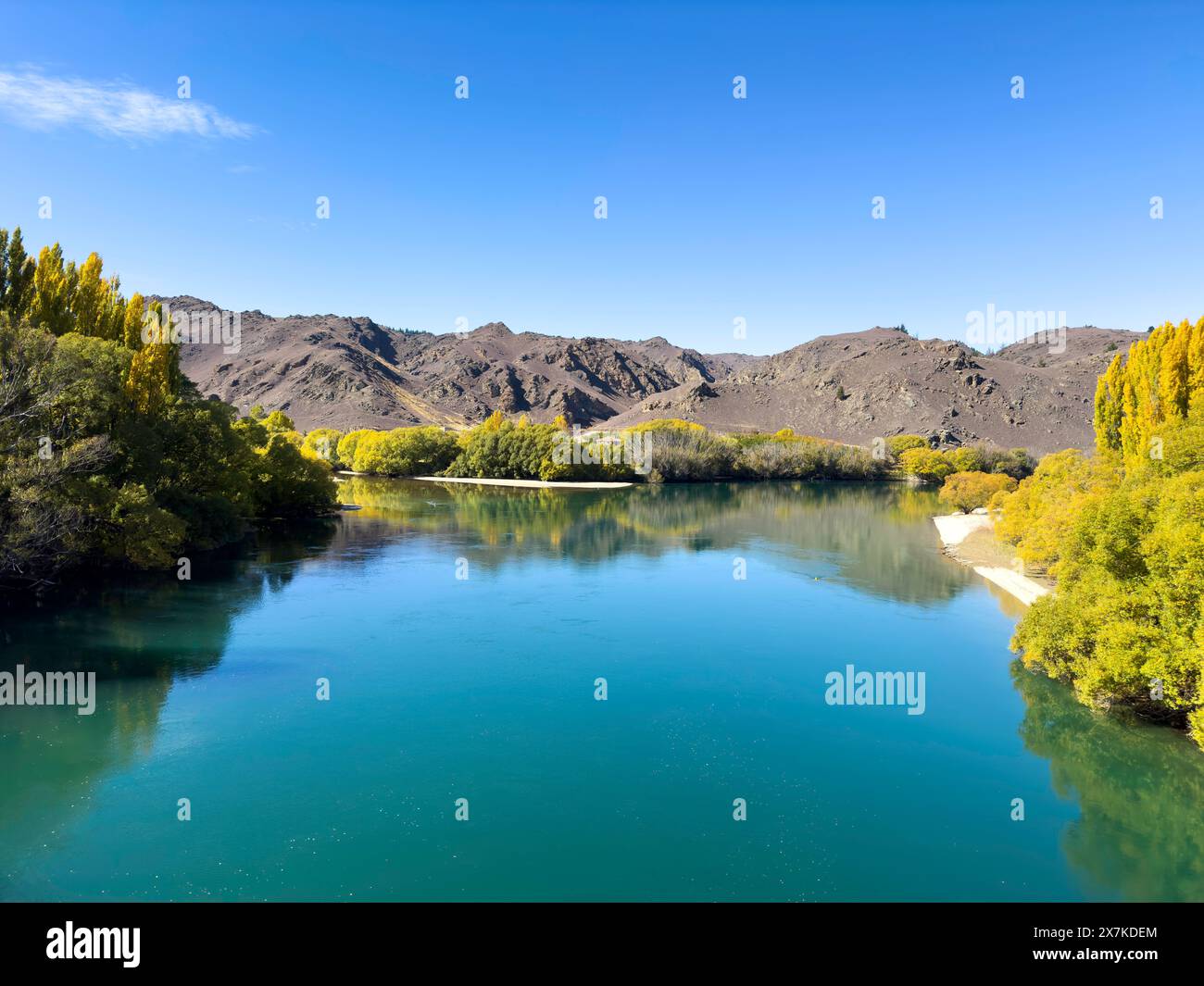 Fiume Clutha dal ponte Alexandra Truss Arch Bridge in autunno, Alexandra (Areketanara), Otago, South Island, nuova Zelanda Foto Stock