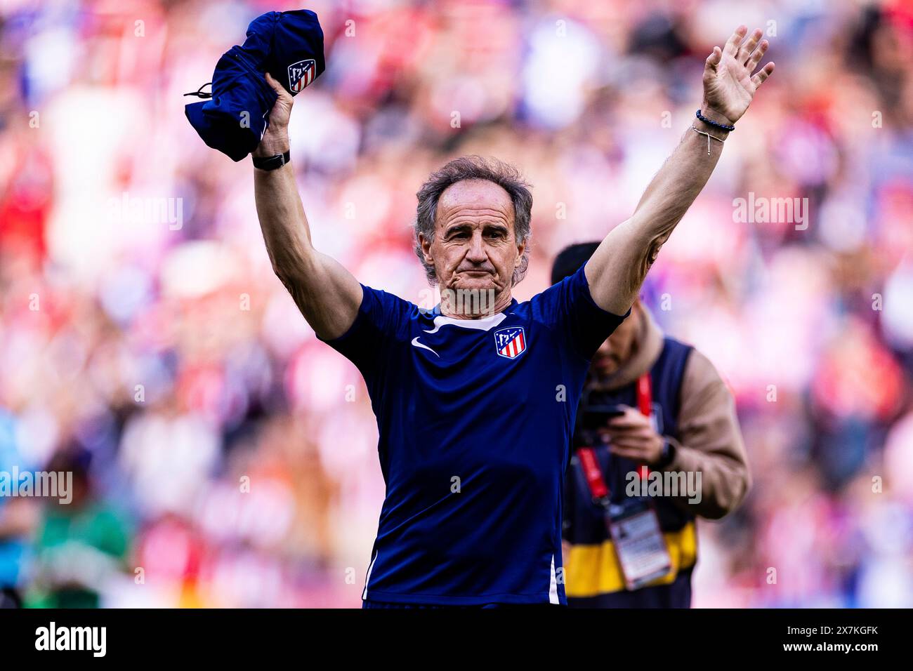 Madrid, Spagna. 19 maggio 2024. Civitas Metropolitan Stadium Madrid, Spagna - 19 maggio: Atletico de Madrid fitness Coach 'SCAR Ortega ringrazia i tifosi per essersi alzati in piedi durante la partita LaLiga EA Sports tra Atletico de Madrid e C.. A Osasuna al Civitas Metropolitan Stadium il 19 maggio 2024 a Madrid, Spagna. (Foto di SPP) (Eurasia Sport Images/SPP) credito: SPP Sport Press Photo. /Alamy Live News Foto Stock