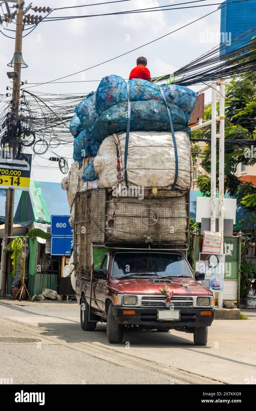 Pick-up completamente carico di rifiuti riciclabili nelle strade della città, Thailandia Foto Stock