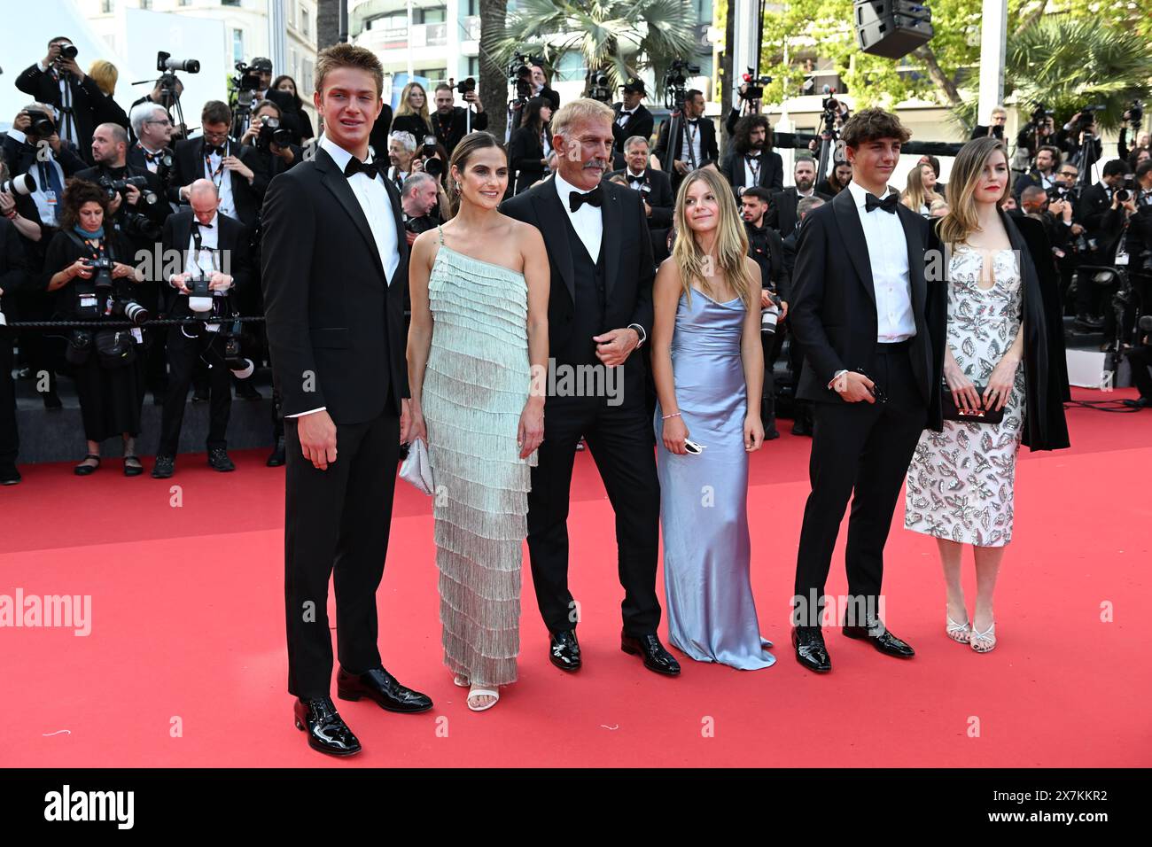 Cannes, Francia. 19 maggio 2024. Cayden Wyatt Costner, Annie Costner, Kevin Costner, Grace Avery Costner, Hayes Costner e Lily Costner partecipano al Red Carpet "Horizon: An American Saga" al 77° Festival annuale di Cannes al Palais des Festivals il 19 maggio 2024 a Cannes, in Francia. ( Credito: SIPA USA/Alamy Live News Foto Stock