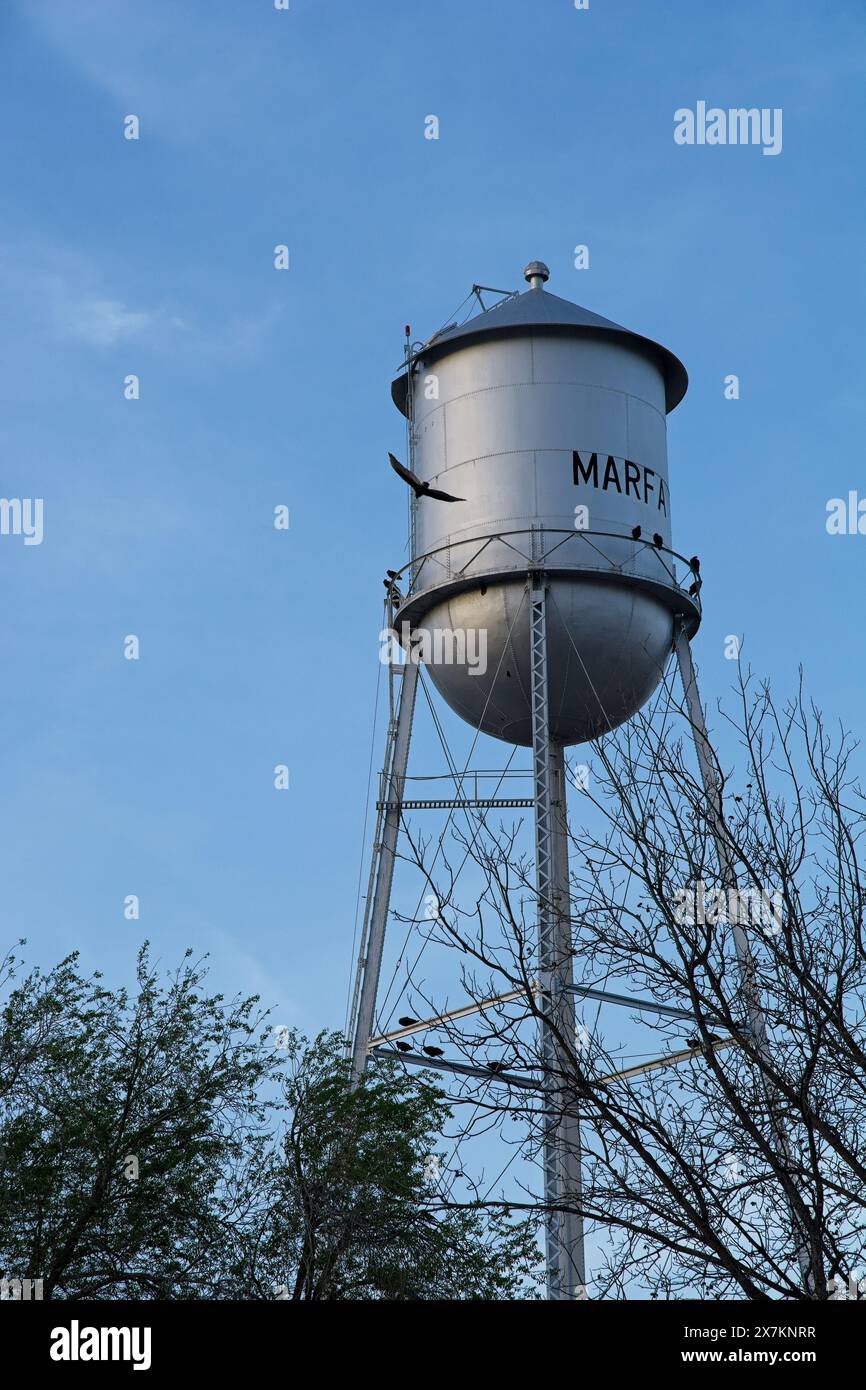 Torre d'acqua di Marfa con uccello alla luce del tardo pomeriggio - Marfa Texas, aprile 2024 Foto Stock