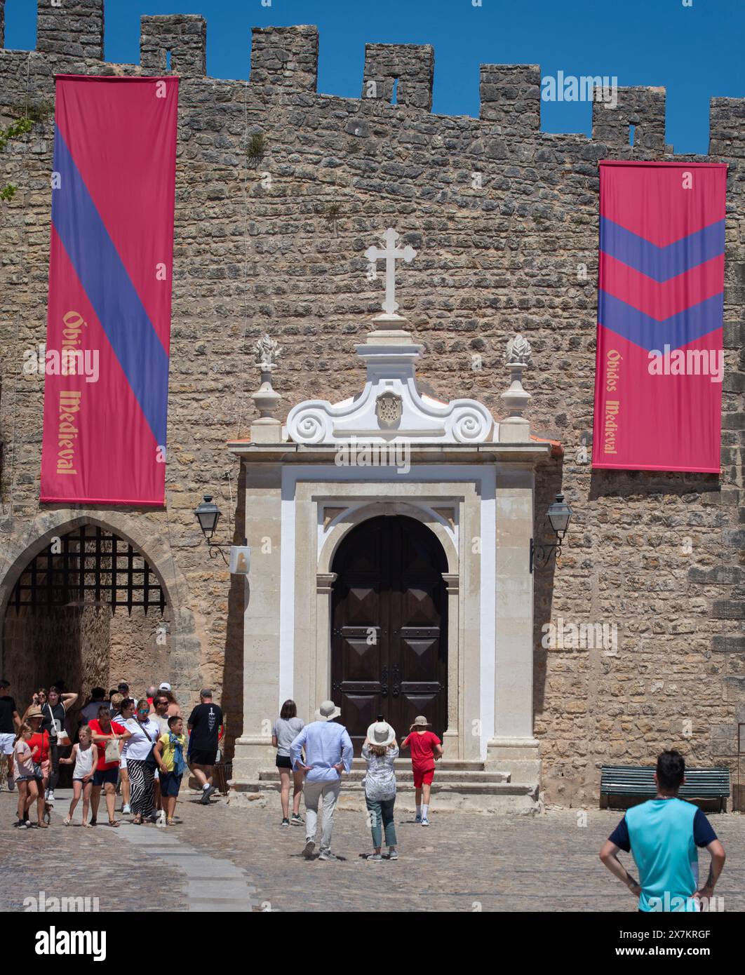 Porta da Vila, Óbidos, Portogallo. La porta da Vila è la porta principale della città fortificata medievale. Costruito per la prima volta nel 713 d.C. come protezione dagli invasori. La porta risale all'epoca moresca ed è stata migliorata e rafforzata dal re Dinis i (1279-1325). Foto Stock