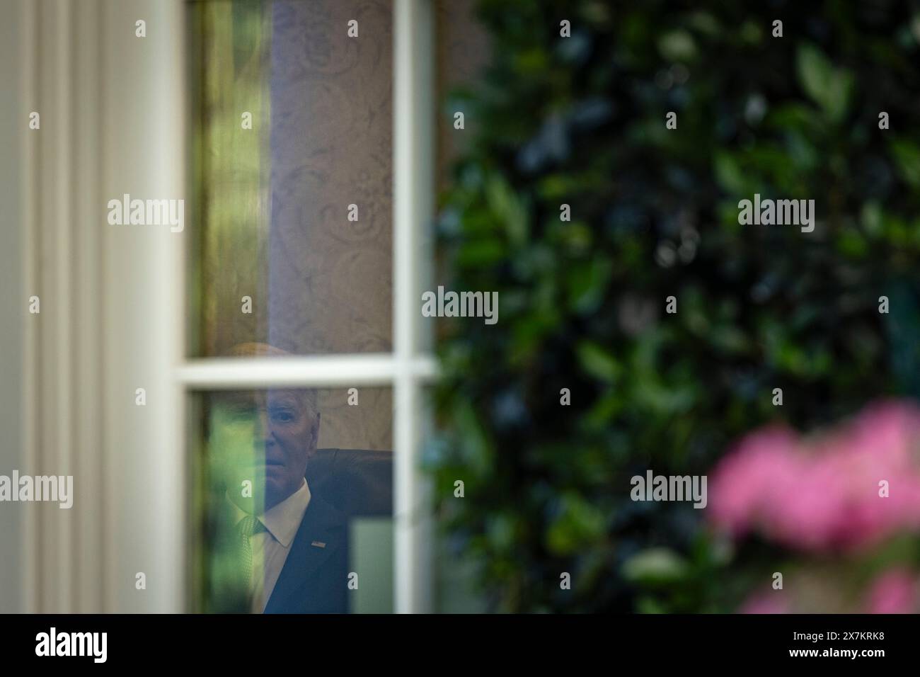 Il presidente degli Stati Uniti Joe Biden siede al Resolute Desk dell'Ufficio ovale dopo aver parlato ad un ricevimento che celebra il mese ebraico del patrimonio americano al Rose Garden alla Casa Bianca il 20 maggio 2024 a Washington, il Presidente ha ribadito il suo sostegno al popolo ebraico dopo gli attacchi terroristici del 7 ottobre. Credito: Samuel Corum/Pool via CNP/MediaPunch Foto Stock Il presidente degli Stati Uniti Joe Biden siede al Resolute Desk dell'Ufficio ovale dopo aver parlato ad un ricevimento che celebra il mese ebraico del patrimonio americano al Rose Garden alla Casa Bianca il 20 maggio 2024 a Washington, il Presidente ha ribadito il suo sostegno al popolo ebraico dopo gli attacchi terroristici del 7 ottobre. Credito: Samuel Corum/Pool via CNP/MediaPunch Foto Stock