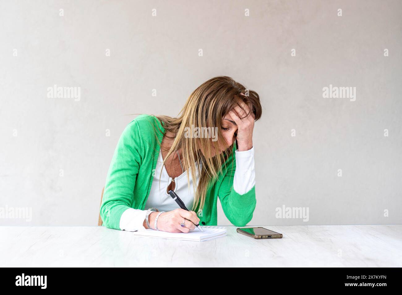 Una donna di mezza età si sente male Foto Stock