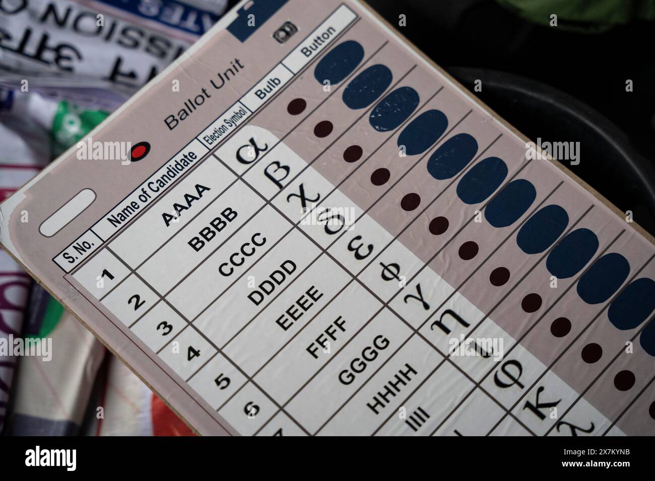Barpeta, India. 6 maggio 2024. Una demo di Electronic Voting Machines (EVMS), presso il centro di distribuzione del materiale elettorale, alla vigilia della terza fase di Foto Stock
