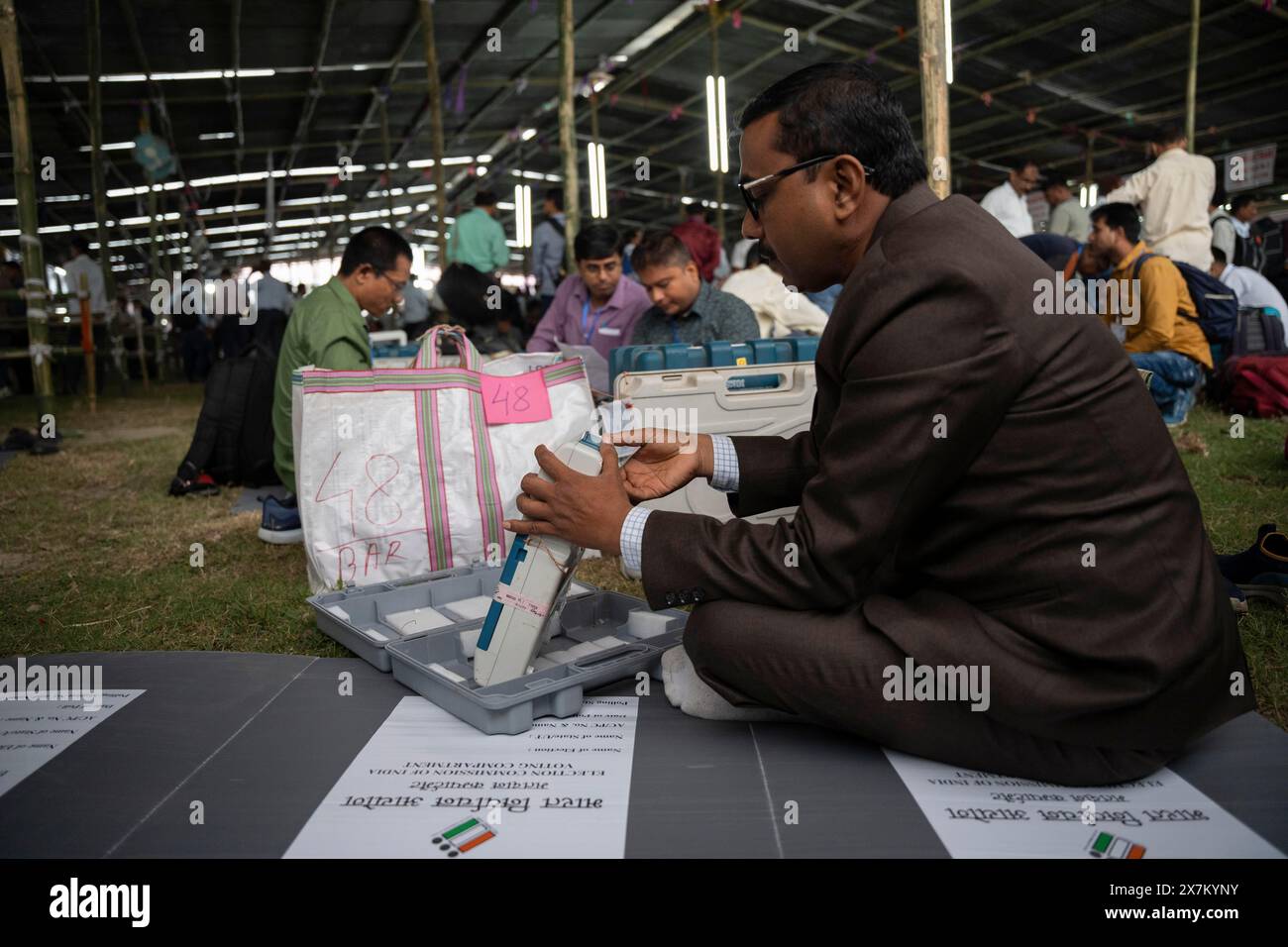 Barpeta, India. 6 maggio 2024. I funzionari che effettuano i sondaggi controllano le macchine per il voto elettronico (EVMS) prima di partire per la stazione elettorale assegnata, alla vigilia del Foto Stock