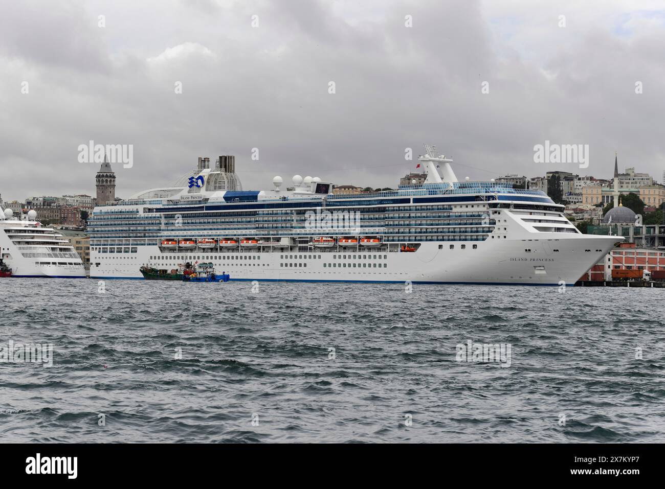Nave da crociera ISLAND PRINCESS, Una nave da crociera bianca sullo sfondo storico della Torre Galata a Istanbul, Istanbul, provincia di Istanbul, Turchia Foto Stock