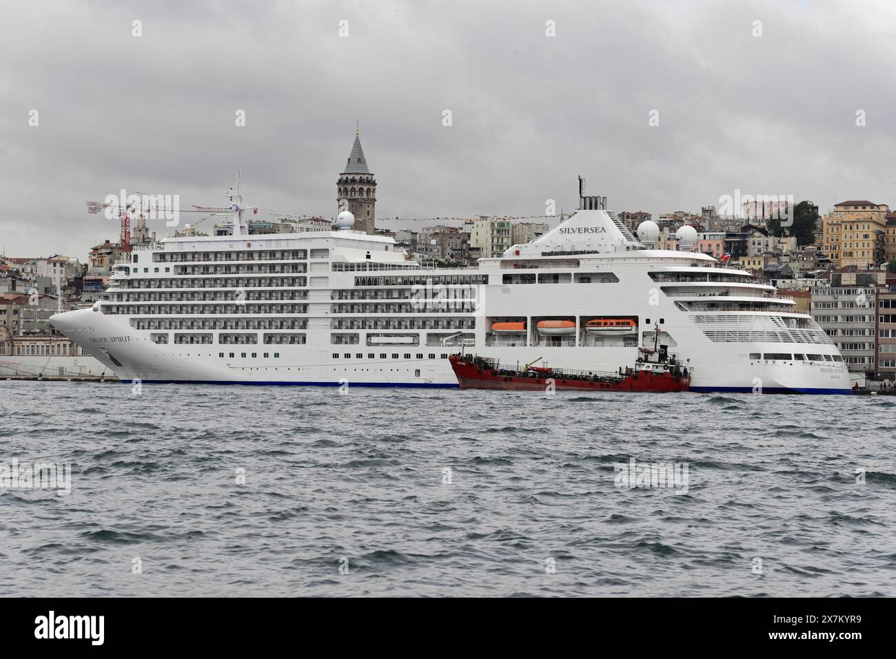 Nave da crociera SILVERSEA, sullo sfondo di Istanbul e della Torre Galata in una giornata nuvolosa, Istanbul, provincia di Istanbul, Turchia Foto Stock