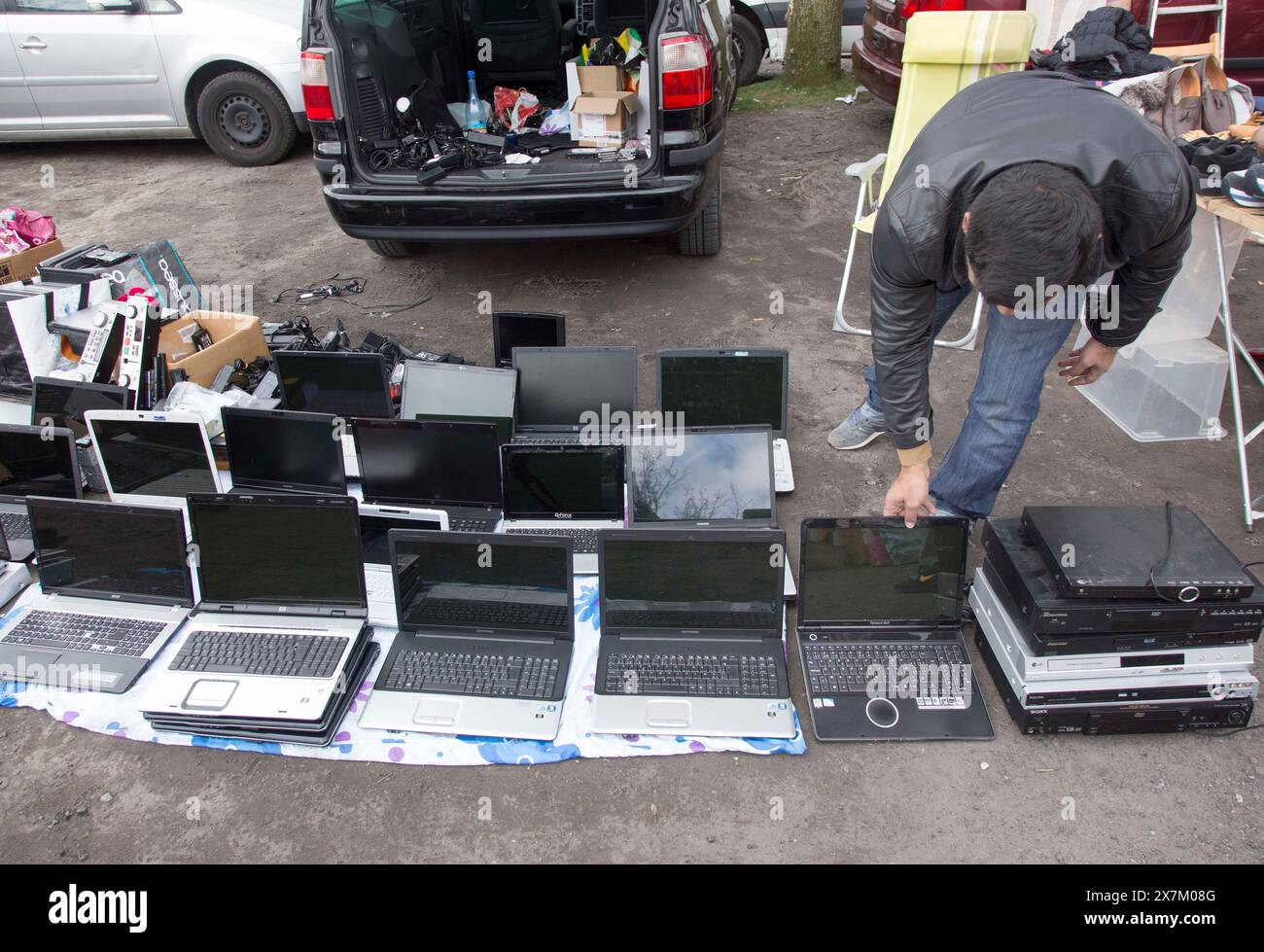 Stand di vendita con computer e portatili usati acquistati presso il mercato delle pulci di Gelsenkirchen il 12/04/2015, Gelsenkirchen, Renania settentrionale-Vestfalia Foto Stock