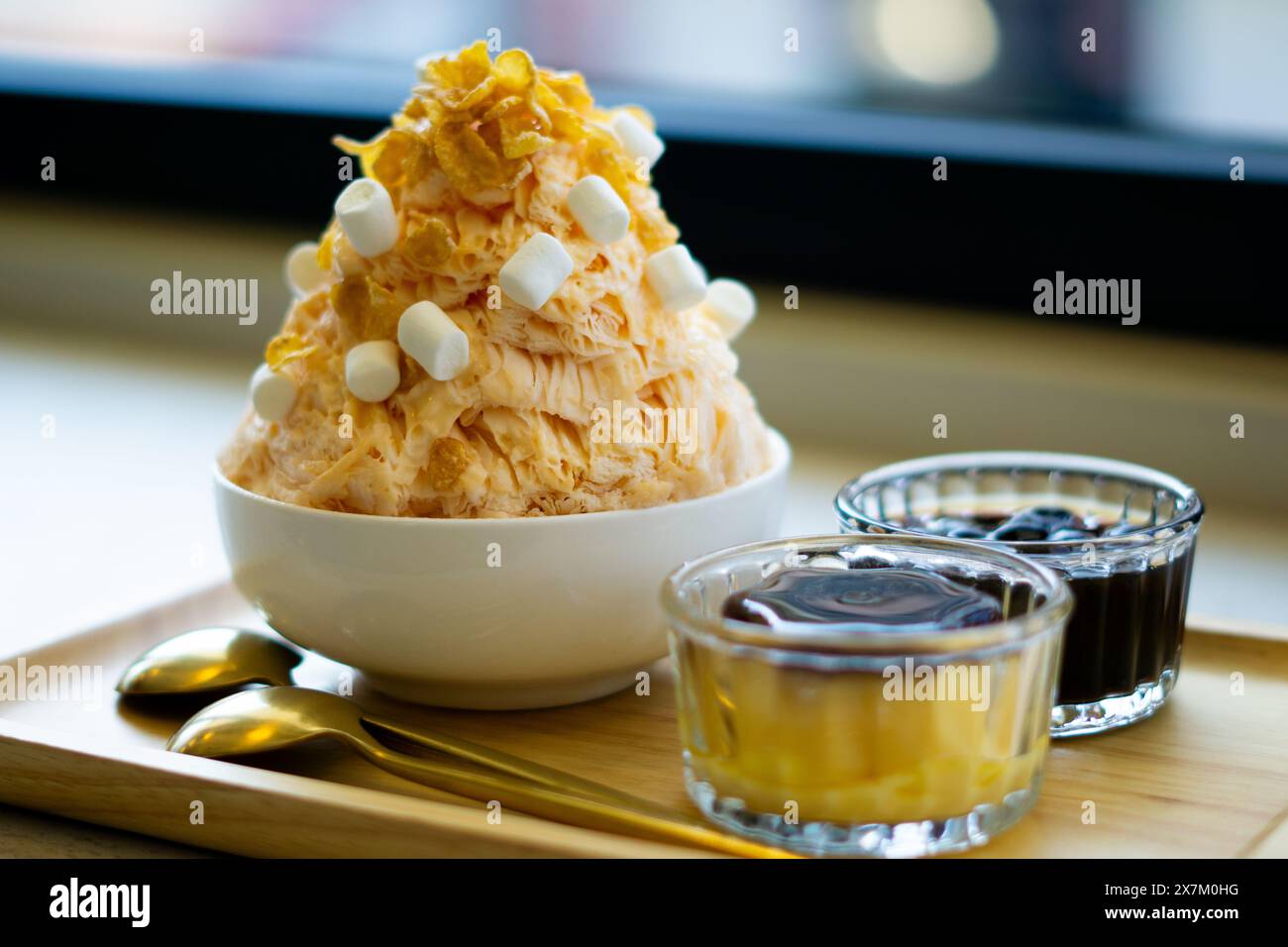 Frosty Indulgence, gustando le delizie di ghiaccio rasato taiwanese a XiaoLiuQiu Foto Stock