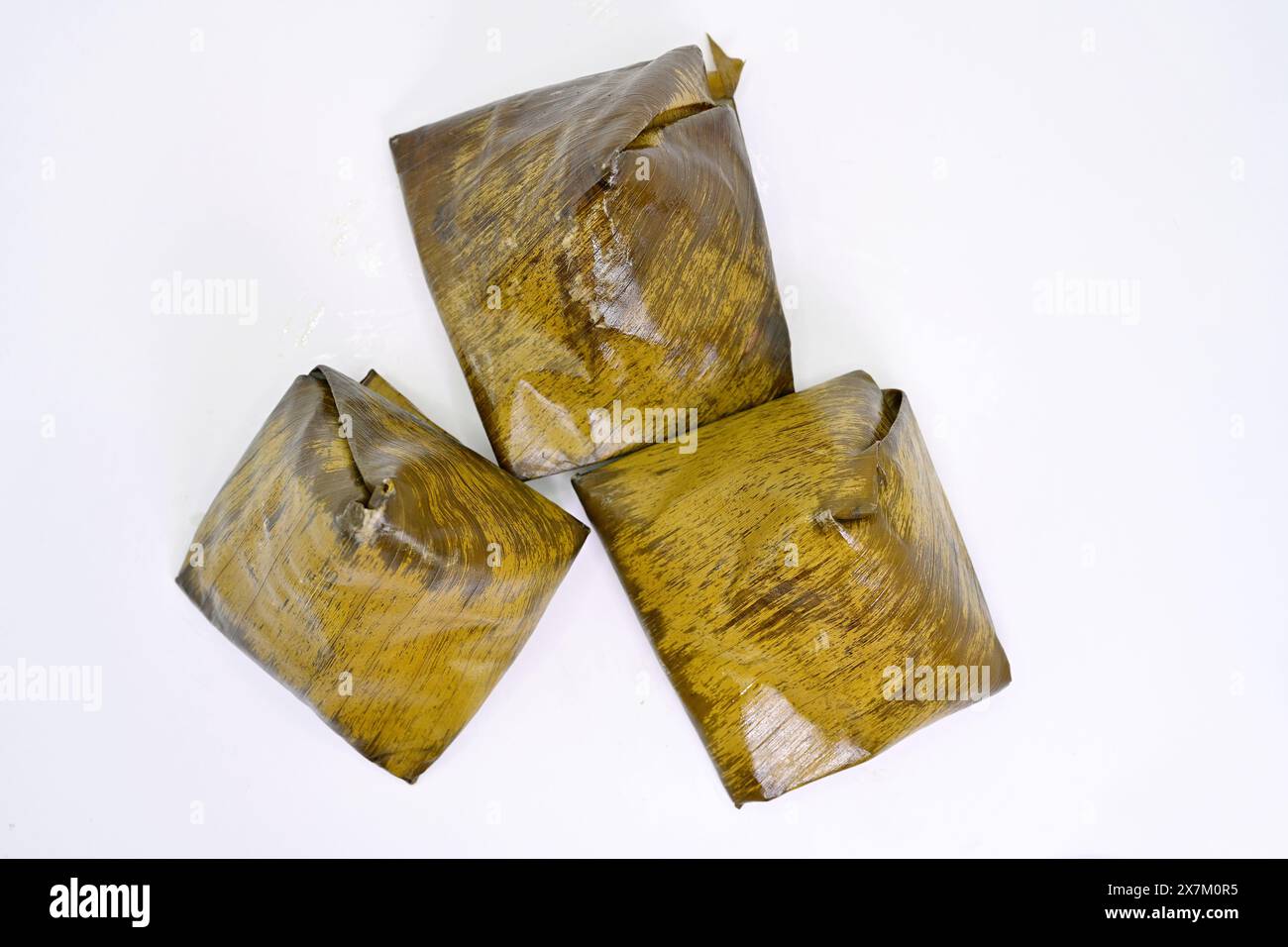 Khanom thian è un piccolo gnocco di farina conica al vapore in foglia di banana originario del nord della Thailandia. In genere riempito con un mung salato Foto Stock