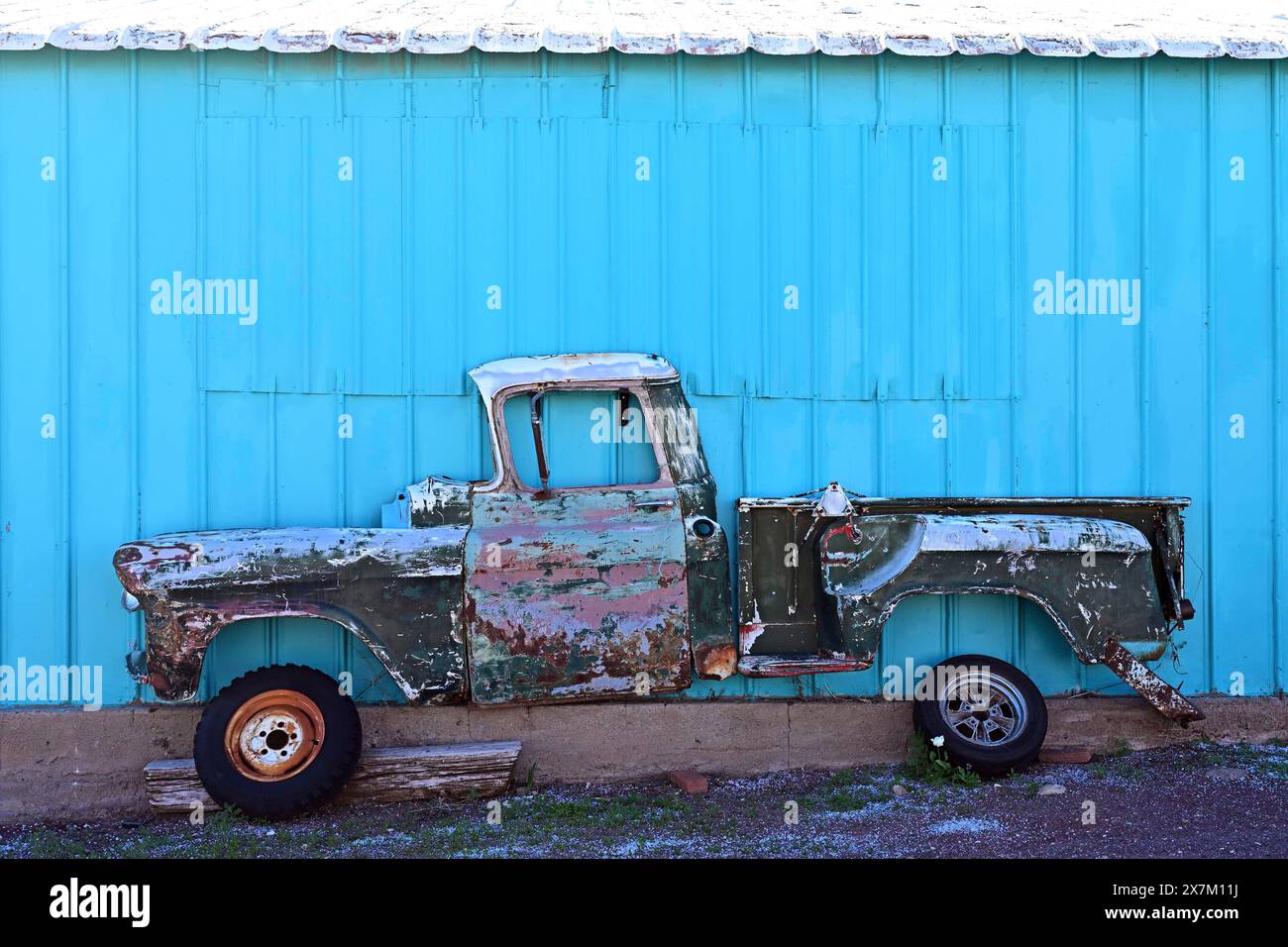 Vista laterale di un antico pick-up appeso al muro, Route 66, Seligman, Arizona Foto Stock
