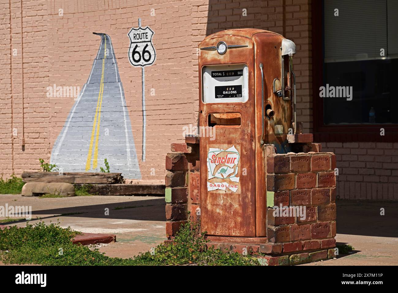 Vecchia pompa di benzina Sinclair sulla Route 66, Oklahoma Foto Stock