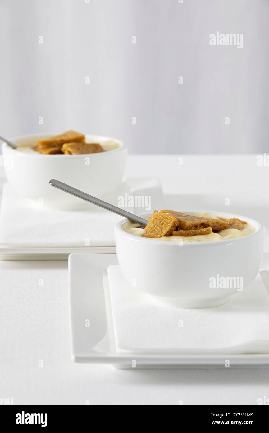 Zafferano e vaniglia panna cotta Foto Stock