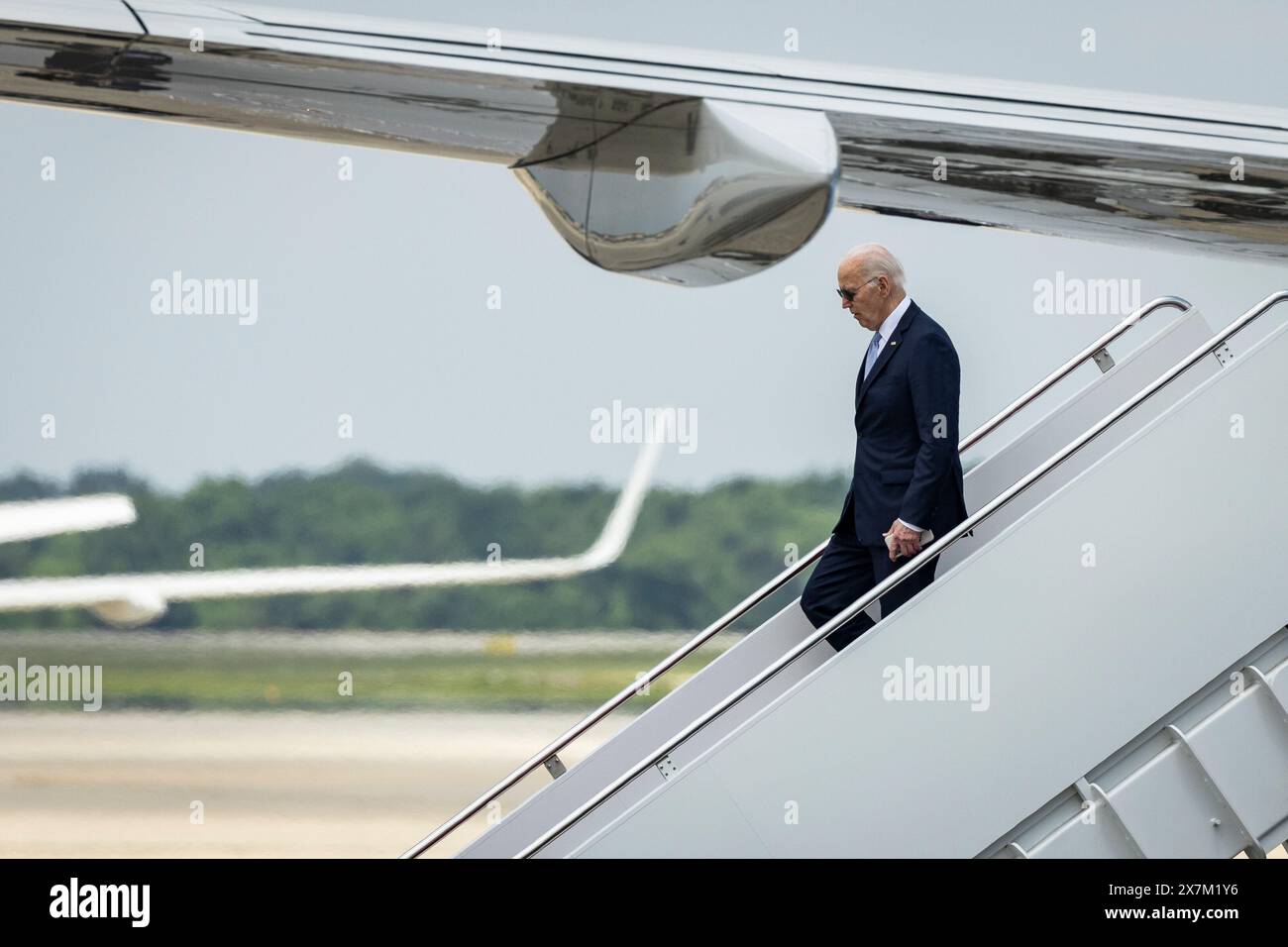 Il presidente degli Stati Uniti Biden si allontana dall'Air Force One alla Joint base Andrews il 20 maggio 2024 nel Maryland. Il presidente sta tornando alla Casa Bianca dopo aver partecipato agli eventi della campagna elettorale e aver consegnato il discorso di inizio alla classe di laurea del 2024 al Morehouse College. Credito: Samuel Corum/Pool tramite CNP Foto Stock