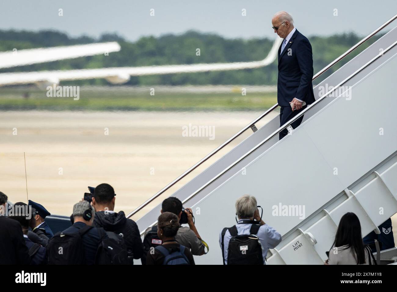 Il presidente degli Stati Uniti Biden si allontana dall'Air Force One alla Joint base Andrews il 20 maggio 2024 nel Maryland. Il presidente sta tornando alla Casa Bianca dopo aver partecipato agli eventi della campagna elettorale e aver consegnato il discorso di inizio alla classe di laurea del 2024 al Morehouse College. Credito: Samuel Corum/Pool tramite CNP Foto Stock