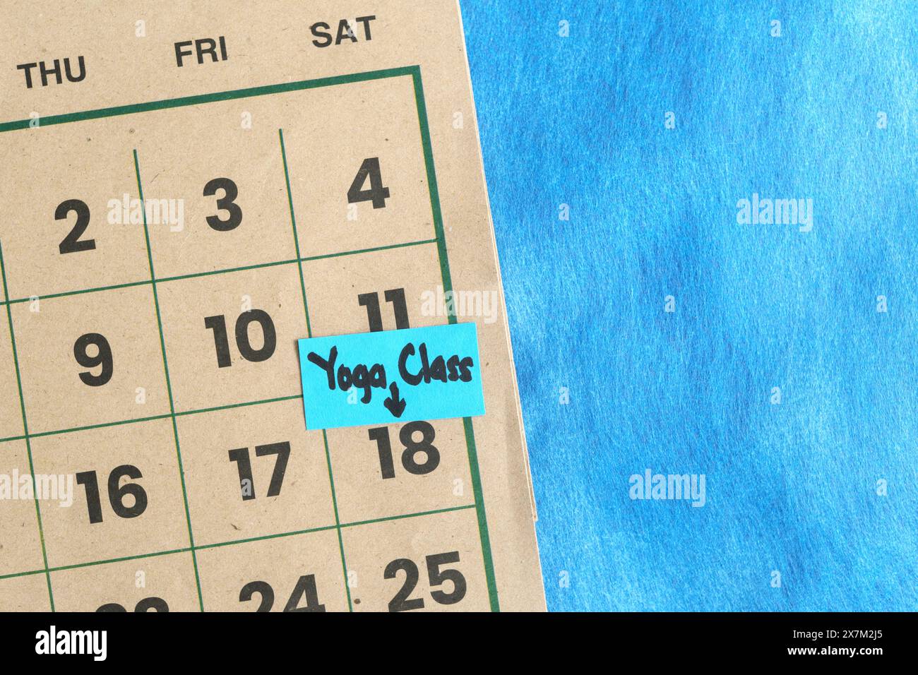 Promemoria della lezione di yoga del fine settimana sul calendario. Weekend di benessere e attività benessere. Foto Stock