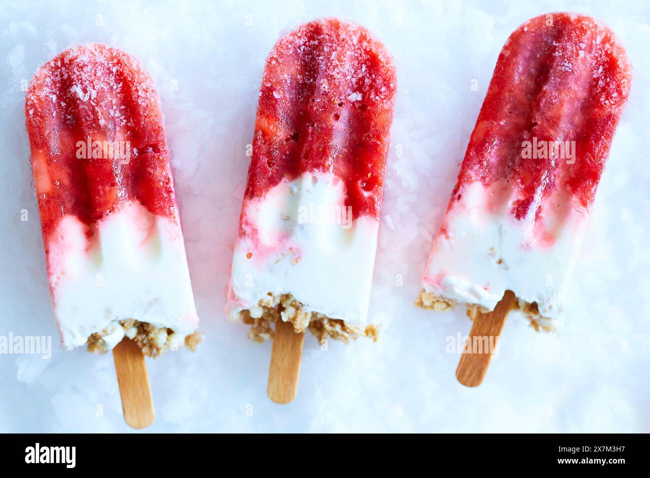 Tre papaveri di yogurt alla fragola fatti in casa su ghiaccio tritato Foto Stock