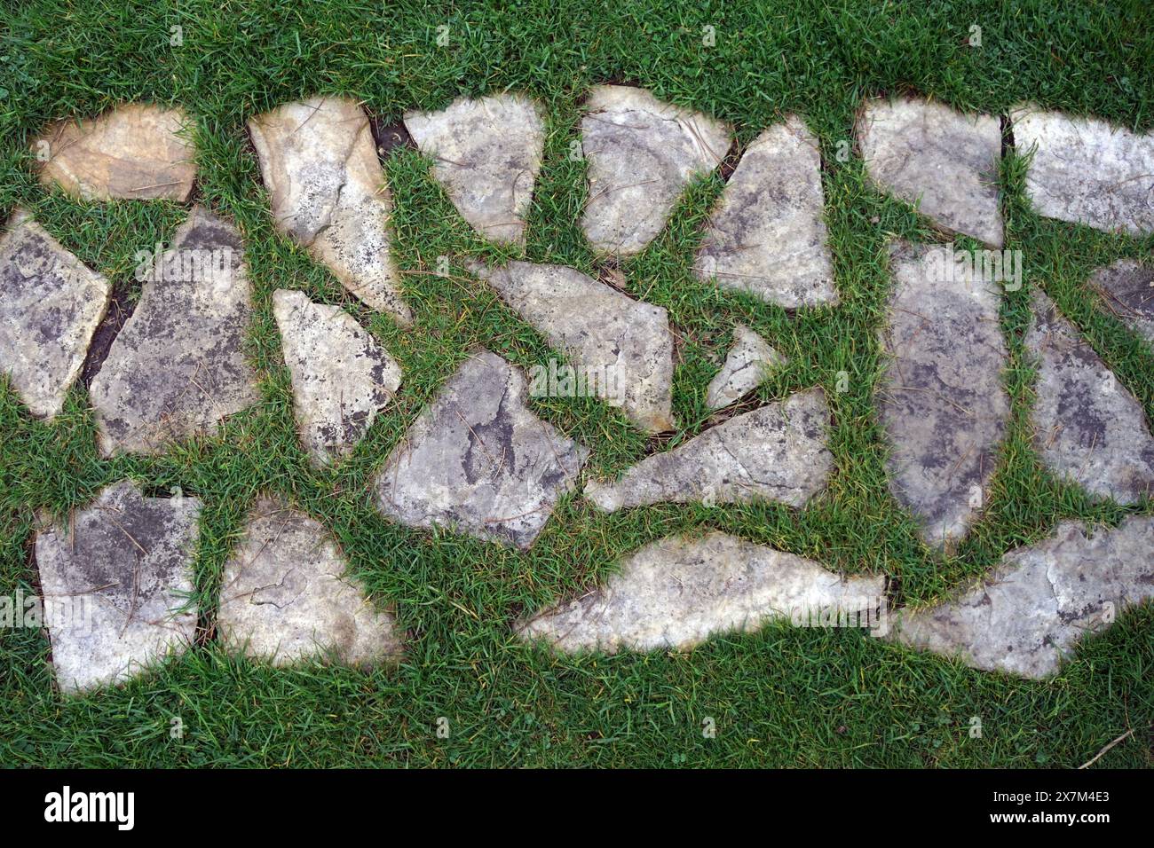 Sentiero di pietra attraverso l'erba tagliata Foto Stock