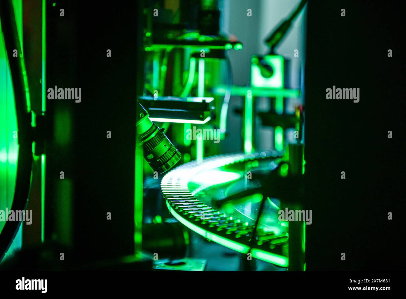 Selezionatrice con telecamera ad alta velocità per asta in alluminio nella linea di produzione. industriale Foto Stock