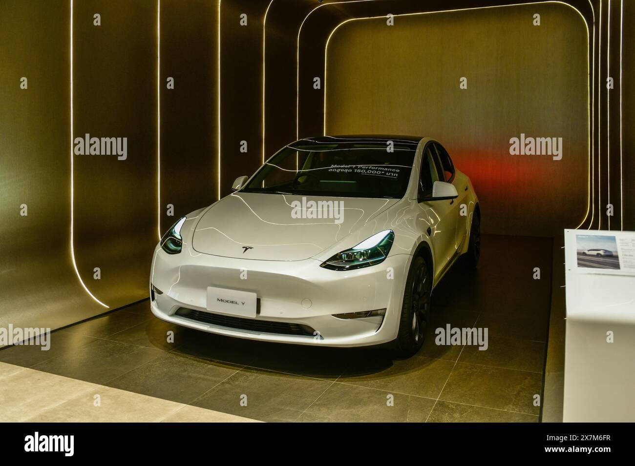 BANGKOK, TAILANDIA, 15 maggio 2024: Auto futuristica modello Y Tesla, in esposizione nello showroom presso i grandi magazzini siam paragon Foto Stock