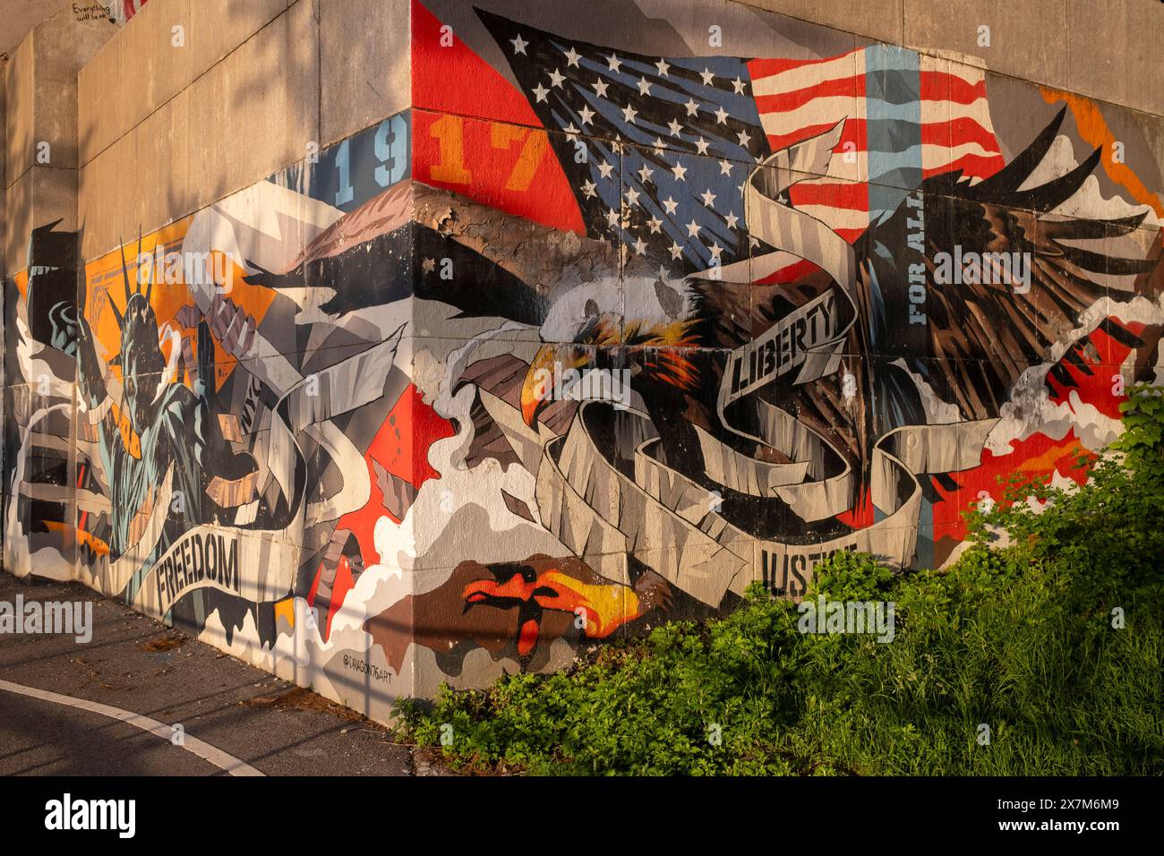 NEW YORK, NEW YORK - 20 MAGGIO: Hells Gate Bridge (originariamente il New York Connecting Railroad Bridge) graffiti visti all'Astoria Park nel quartiere di Astoria Foto Stock